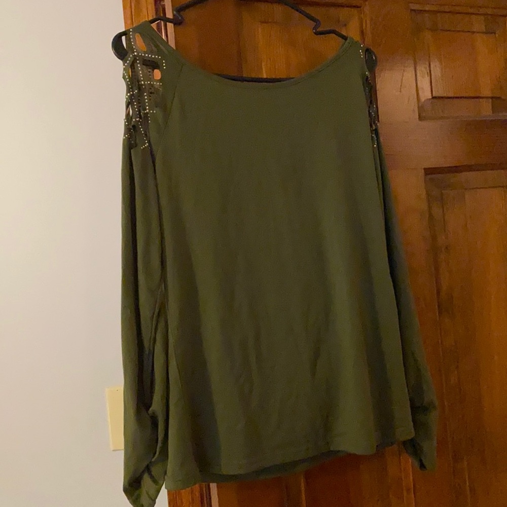 Super cute shirt with jewelry stud on shoulders